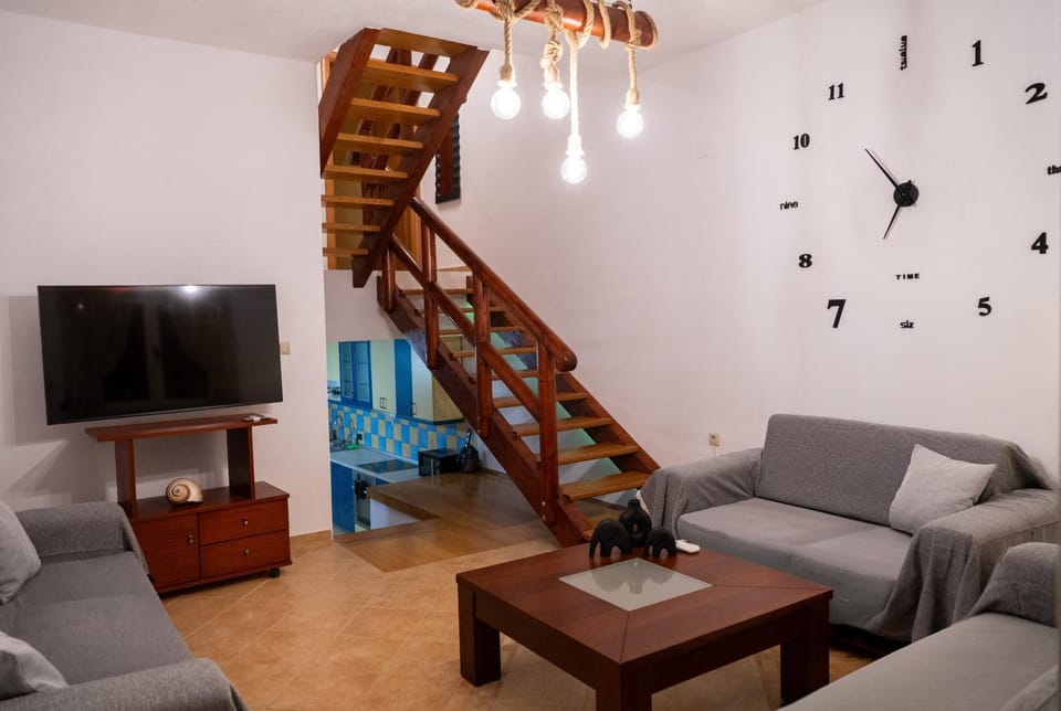 Communal lounge/ TV room, TV and multimedia, Living room, Seating area