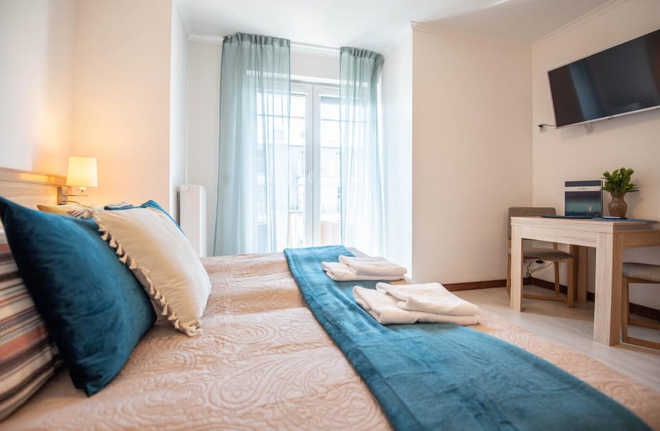 Bed, TV and multimedia, Photo of the whole room, Seating area, towels