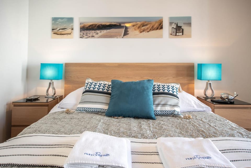 Bed, Photo of the whole room, towels