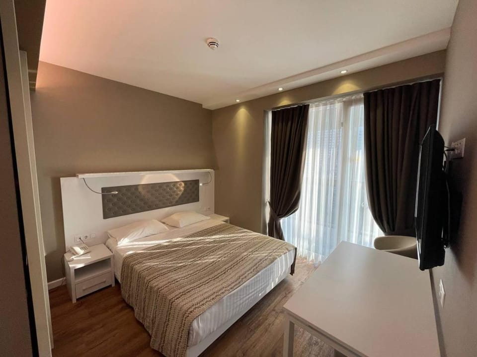Bed, TV and multimedia, Bedroom
