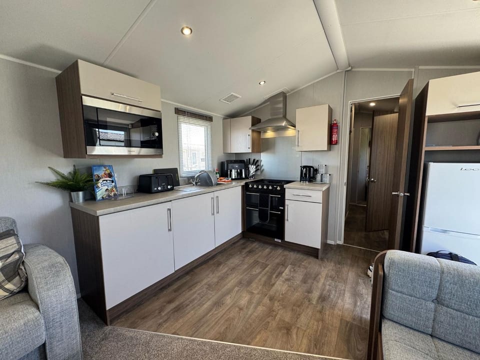 Coffee/tea facilities, Kitchen or kitchenette, Living room, Seating area, Dining area, oven, pet friendly, stove, toaster