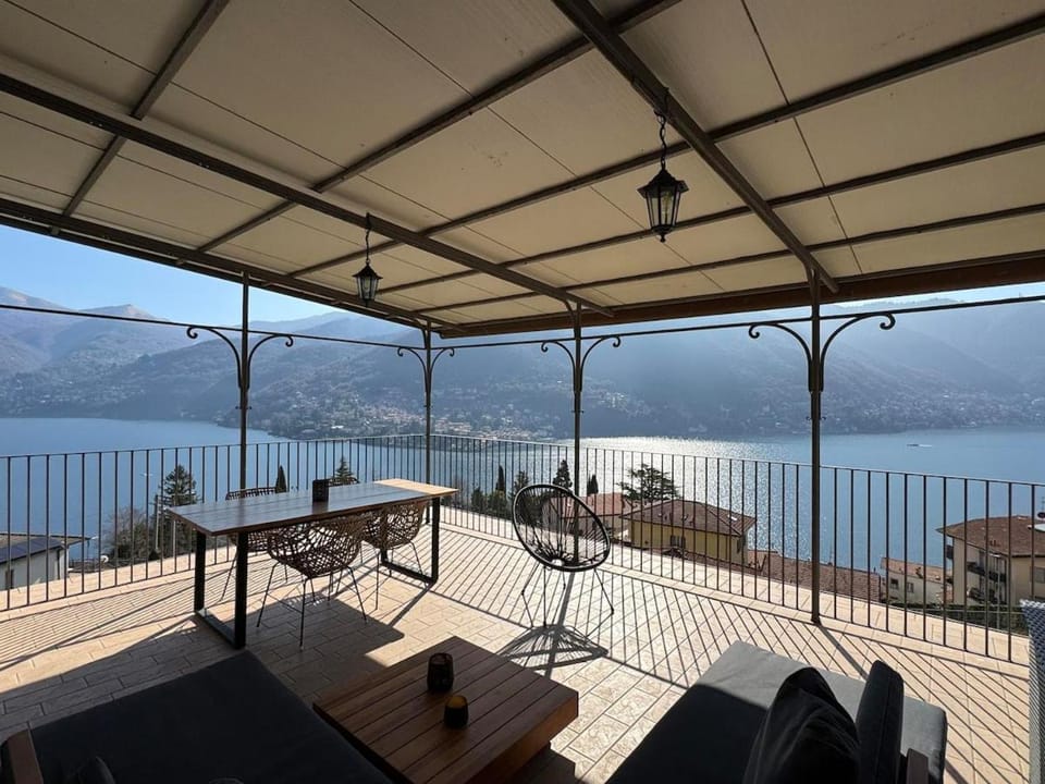 Alberto's Terrace Moltrasio Apartment in Moltrasio