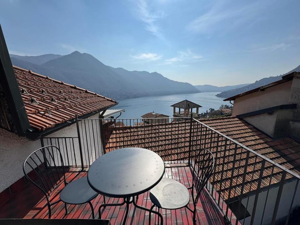 Alberto's Terrace Moltrasio Apartment in Moltrasio