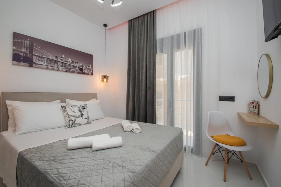 Bed, TV and multimedia, Photo of the whole room, Bedroom, towels