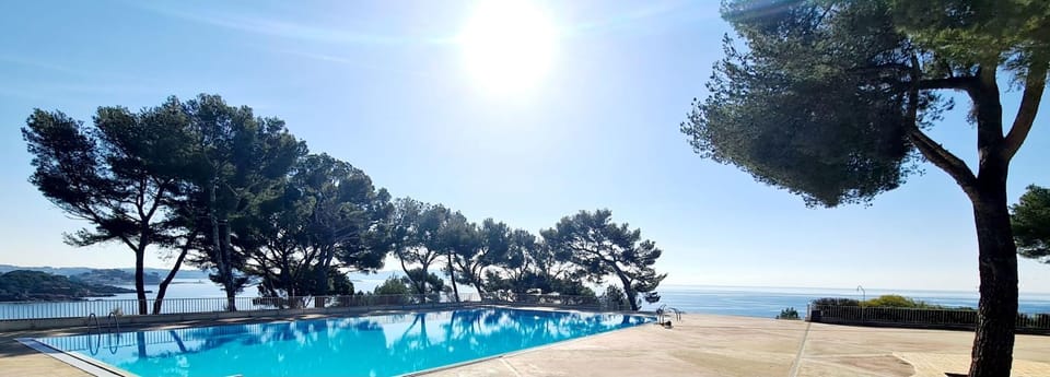 SUPERBE STUDIO DANS CADRE D'EXCEPTION-PISCINE, TENNIS et PLAGE PRIVEE Apartment in French Riviera