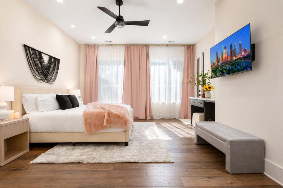 Sleeps 10! Rooftop Luxe Pet-Friendly Downtown HTX House in Houston