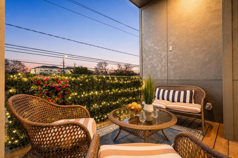 Sleeps 10! Rooftop Luxe Pet-Friendly Downtown HTX House in Houston