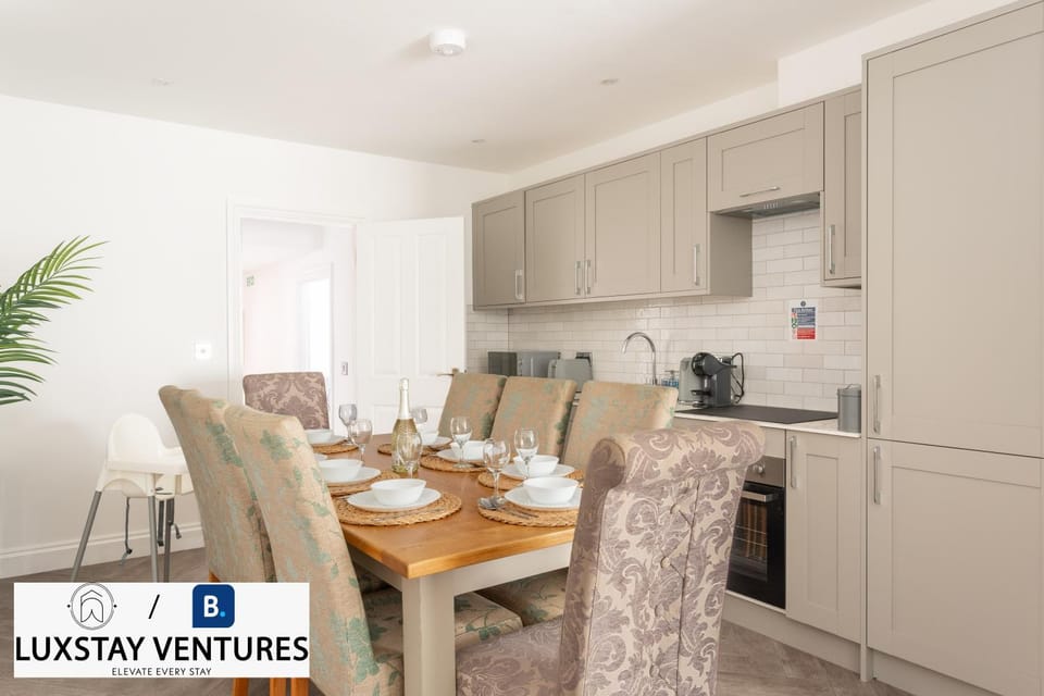 Coffee/tea facilities, Kitchen or kitchenette, Living room, Seating area, Dining area, dishwasher, oven, pet friendly, stove