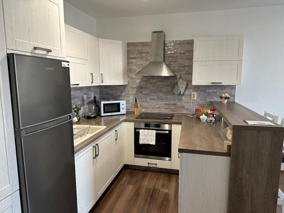Coffee/tea facilities, Kitchen or kitchenette, oven, stove