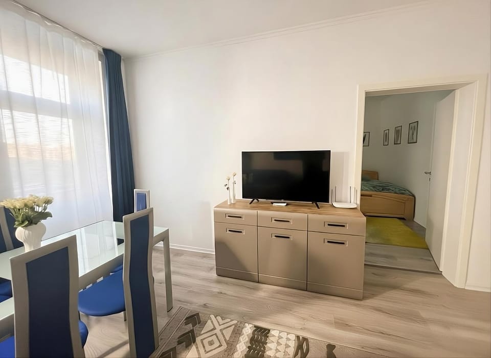 Communal lounge/ TV room, TV and multimedia, Living room, Seating area, Dining area, Bedroom