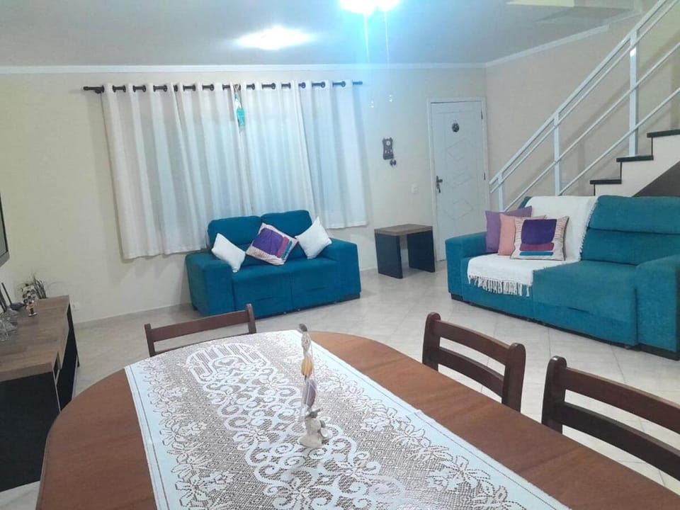 Casa Cond 100m praia Indaiá Piscina e Churrasqueira House in Caraguatatuba