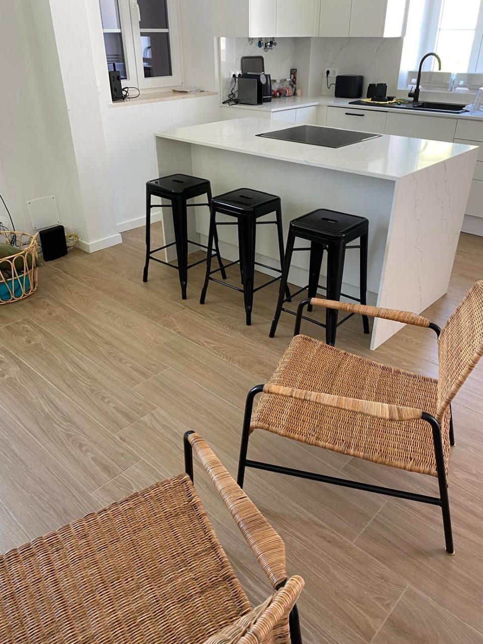 Coffee/tea facilities, Kitchen or kitchenette, Dining area, dishwasher, microwave, stove, toaster