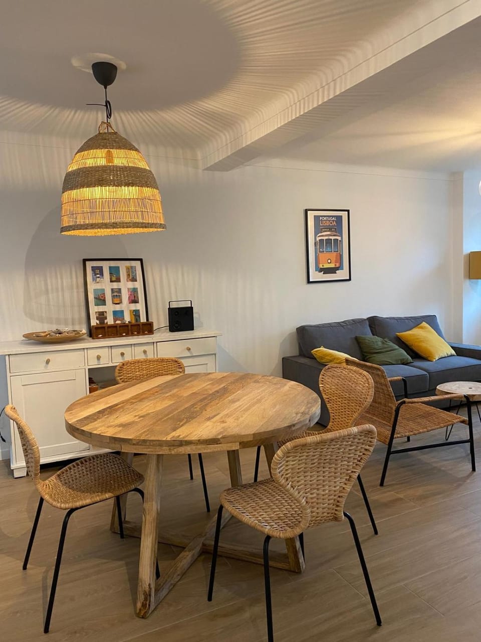 Winter, Living room, Seating area, Dining area, internet, internet