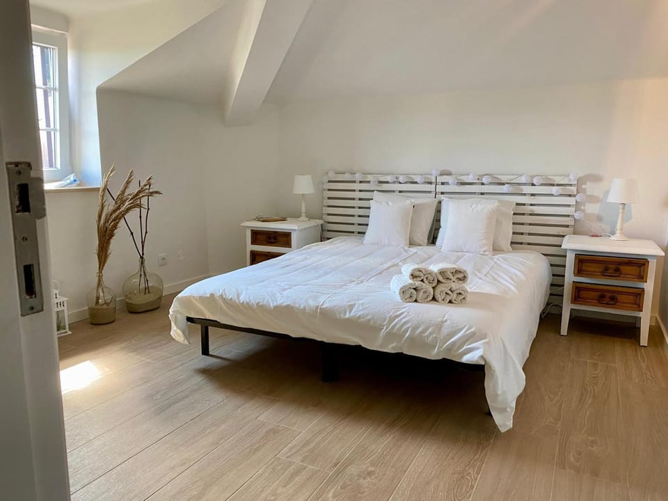 Bed, Bedroom, towels, wardrobe