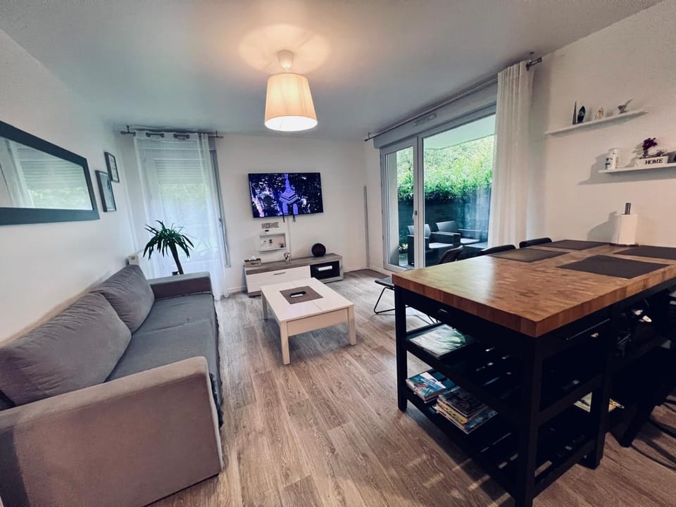 TV and multimedia, Kitchen or kitchenette, Living room, Dining area