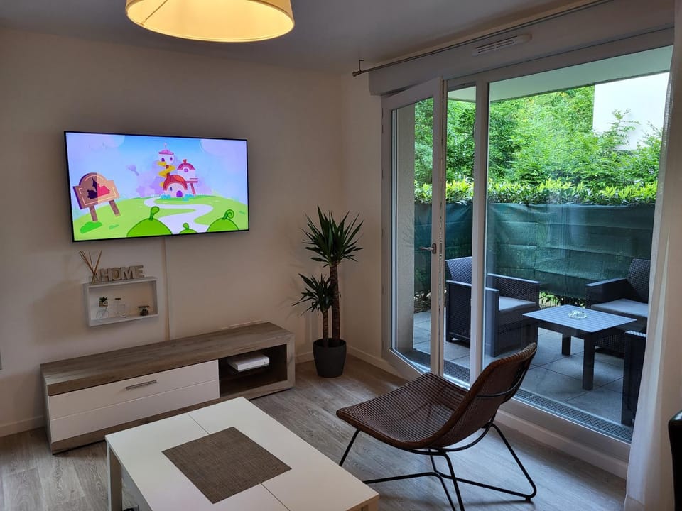 Patio, TV and multimedia, Living room, Seating area, Garden view