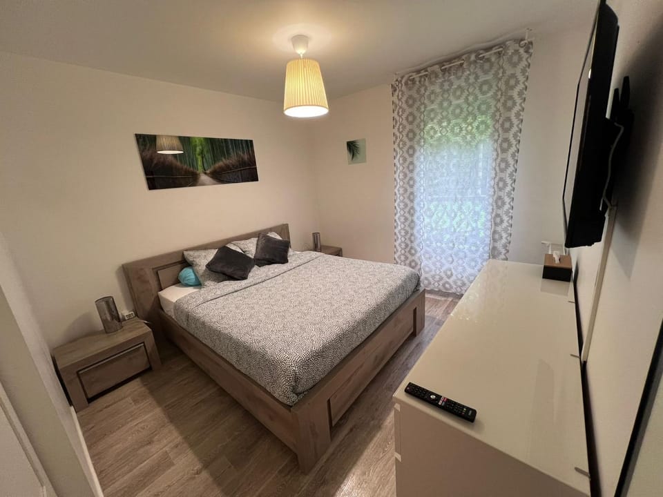 Bed, TV and multimedia, Photo of the whole room, Bedroom