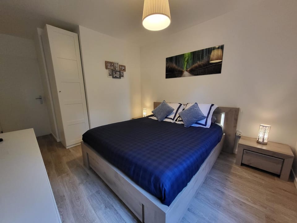 Bed, TV and multimedia, Photo of the whole room, Bedroom