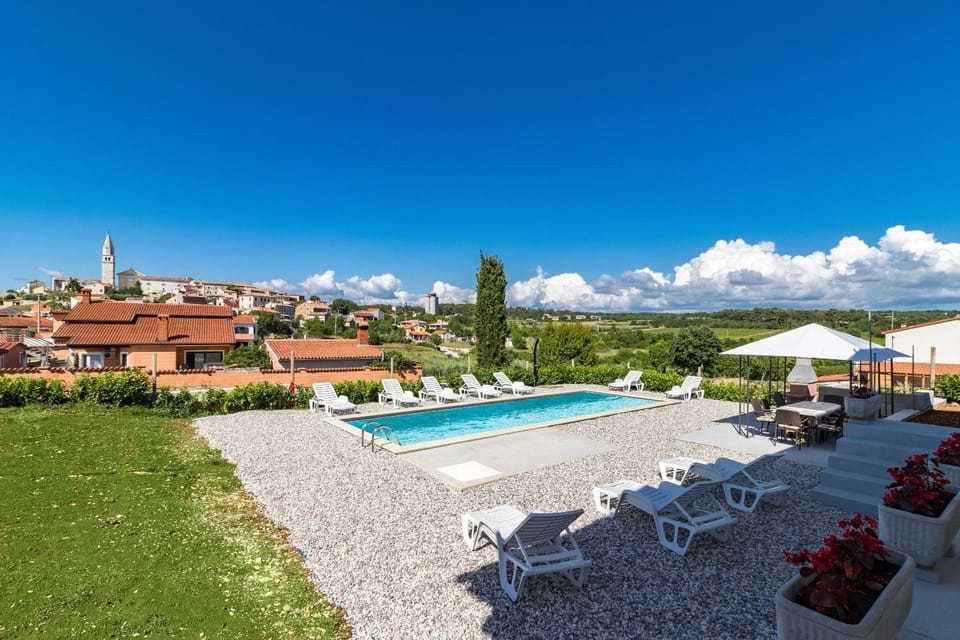 City view, Swimming pool, Location