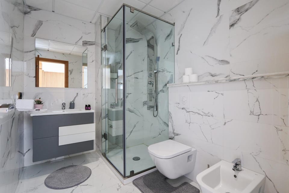 Shower, Toilet, Bathroom, towels