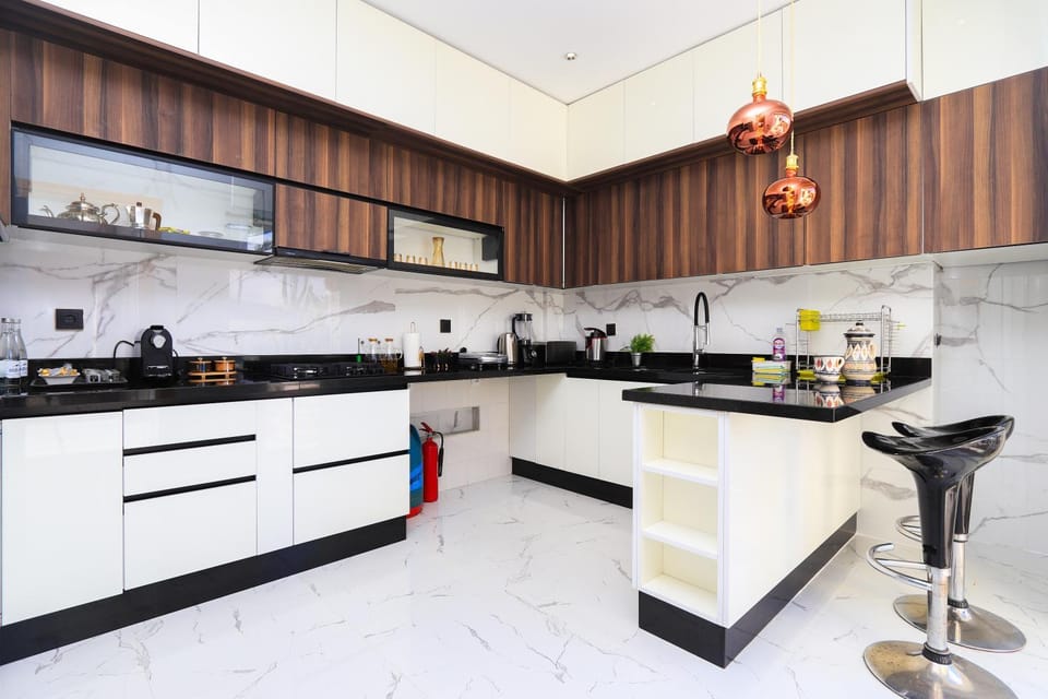 Kitchen or kitchenette, minibar, stove