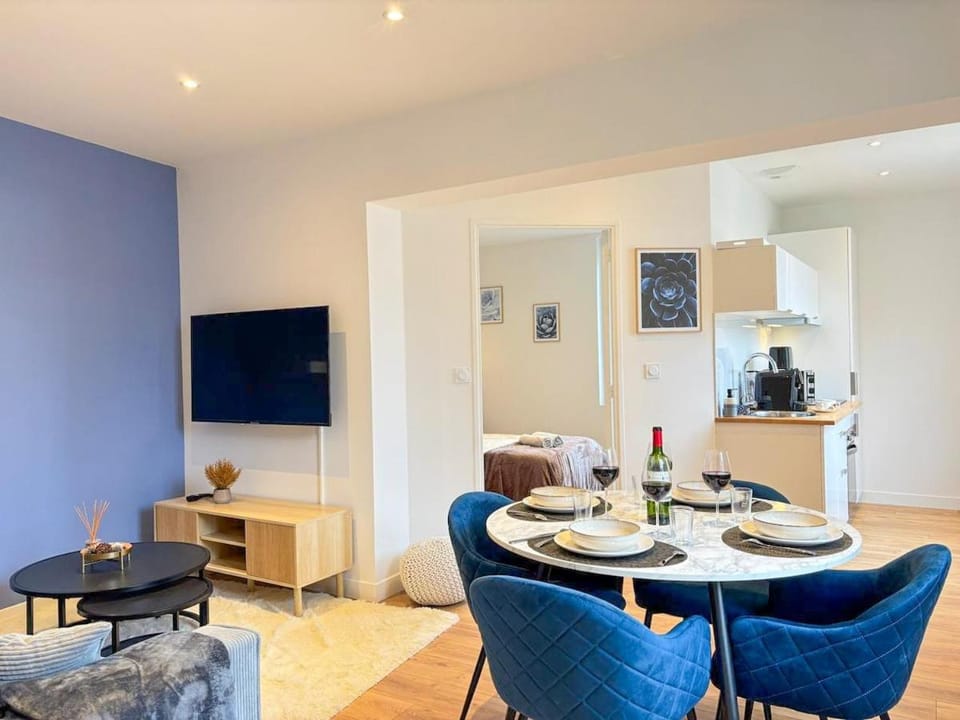 Le Cobalt - Parking Gratuit, Unique & Central Apartment in Brittany