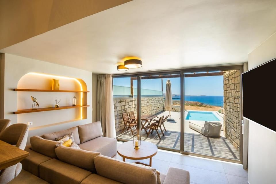 Living room, Pool view