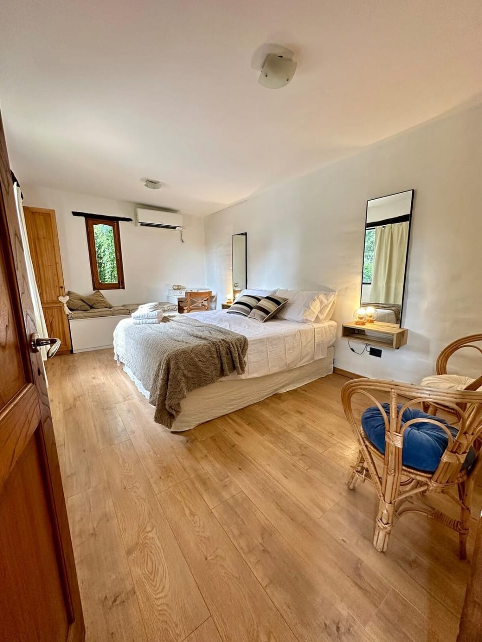 Bed, Photo of the whole room, Bedroom, air conditioner
