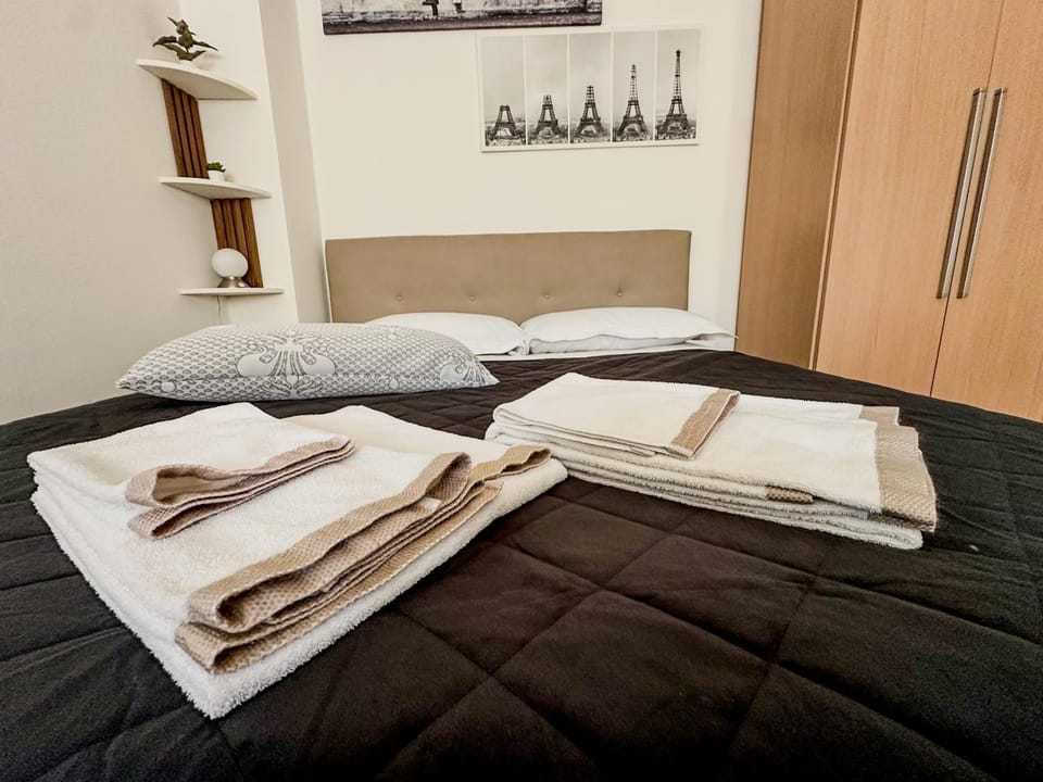 Bed, Bedroom, towels