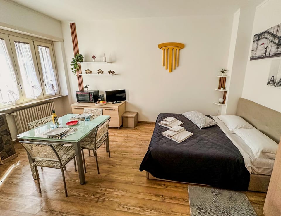 Bed, Photo of the whole room, Seating area, Dining area, Bedroom, towels