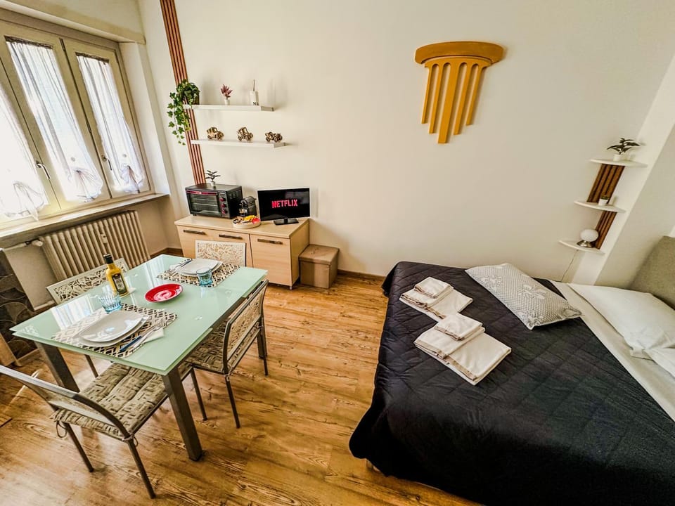 Bed, TV and multimedia, Living room, Photo of the whole room, Seating area, Dining area, Bedroom, towels