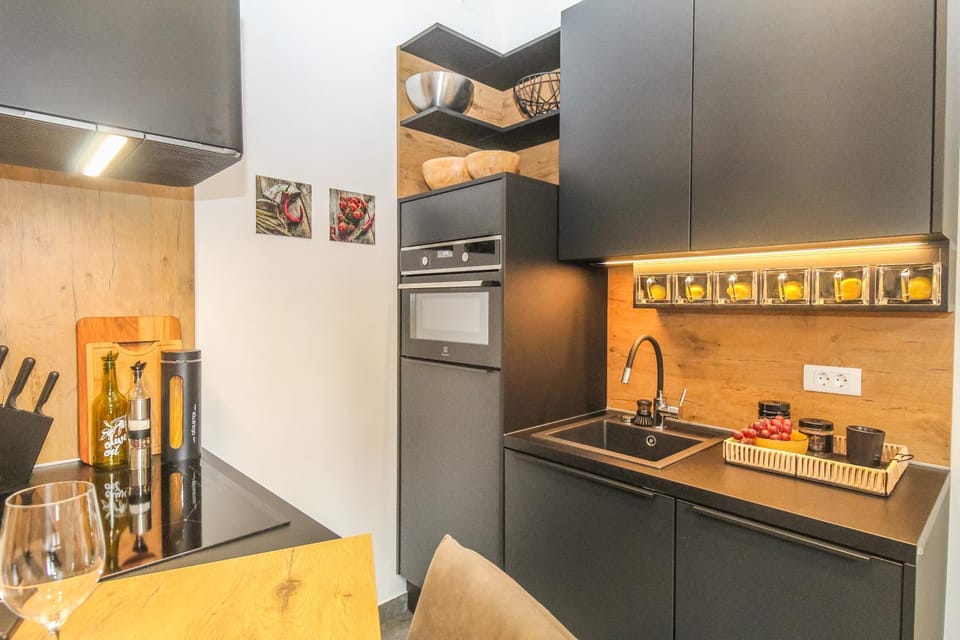 Kitchen or kitchenette, oven