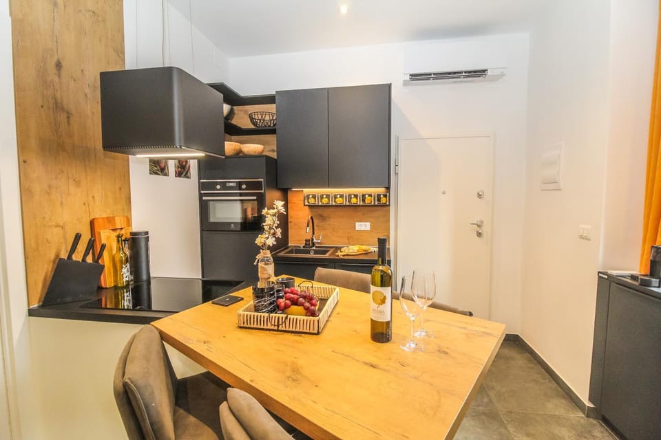 Kitchen or kitchenette, Dining area, oven
