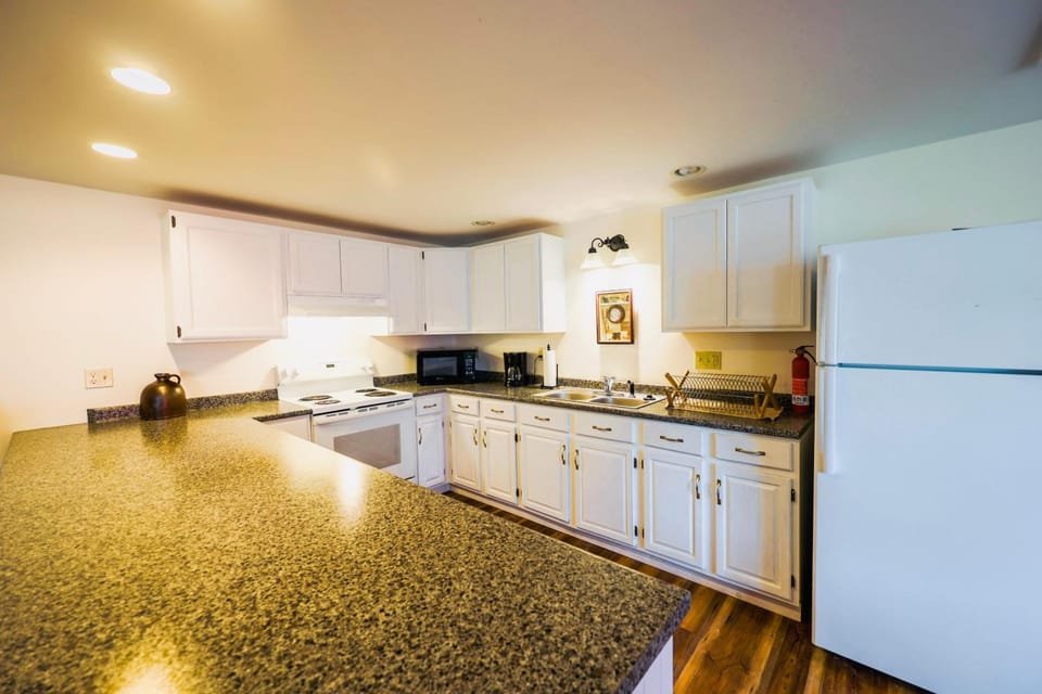 Upscale Moosehead lake Suite downtown Greenville Apartment in Moosehead Lake