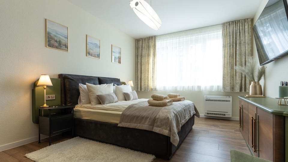 Bed, TV and multimedia, Photo of the whole room, Bedroom, Garden view, cot, Inner courtyard view, flat iron, hair dryier, towels, wardrobe, air conditioner
