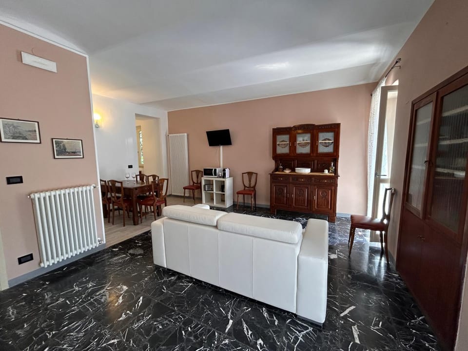 Casa Spaziosa Vista Castello - 3minuti dal Centro di Barolo House in Liguria