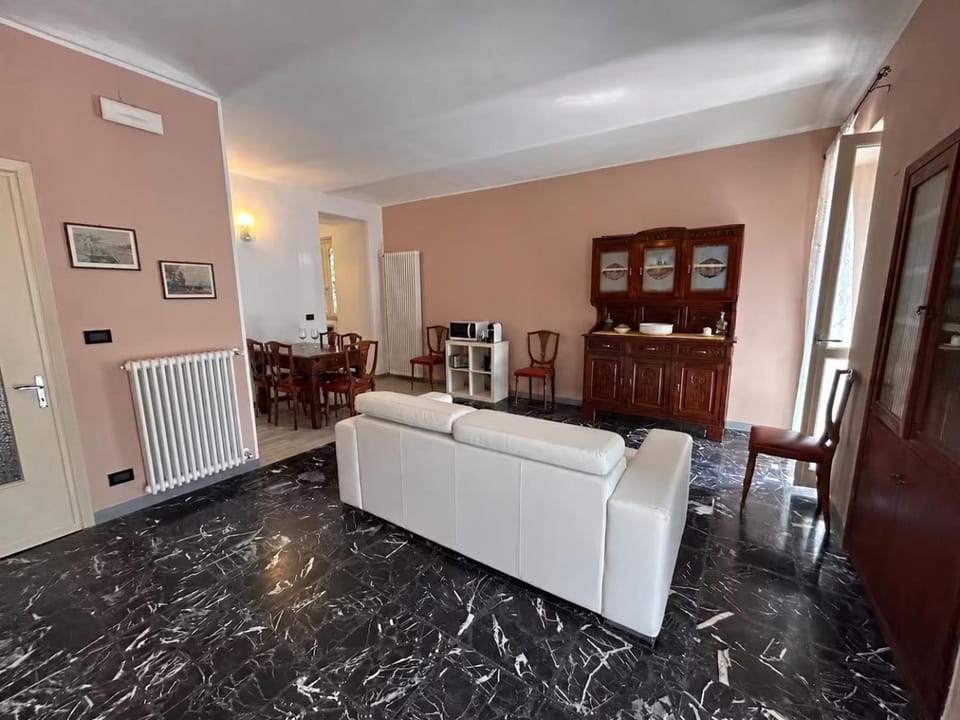 Spaziosa Casa Belvedere - 3 Minuti dal Centro di Barolo House in Piedmont