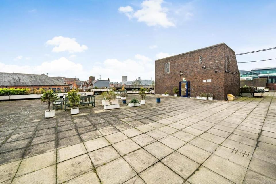 Budget Accommodation Central Guildford 1 BR Top of Friary Apartment in Guildford