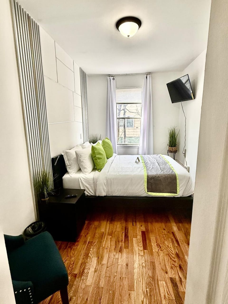 Photo of the whole room, Bedroom