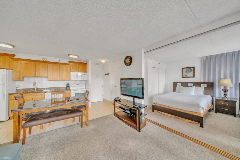 Excellent Diamond Head View Condo - Remodeled! (11501) Apartment in Honolulu