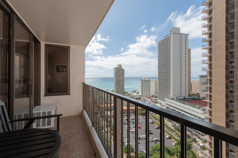 Block to Beach! Waikiki Banyan 21st Floor Deluxe Ocean View (12108) Apartment in Honolulu