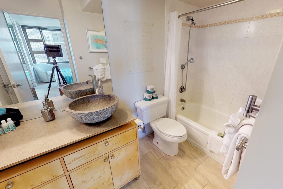 Block to Beach! Waikiki Banyan 21st Floor Deluxe Ocean View (12108) Apartment in Honolulu
