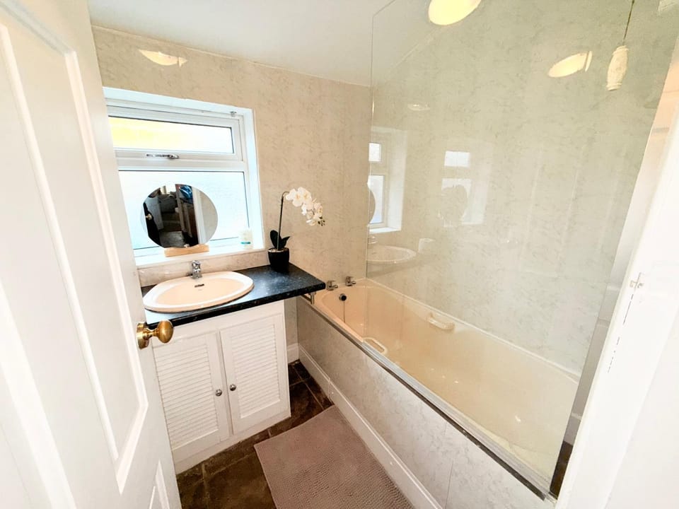 Amazing 3 Bedroom Property, smart TV, 5G WIFI, Free on street parking, close to city center and MKM Stadium Apartment in Hull