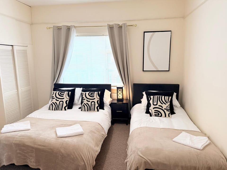 Amazing 3 Bedroom Property, smart TV, 5G WIFI, Free on street parking, close to city center and MKM Stadium Apartment in Hull