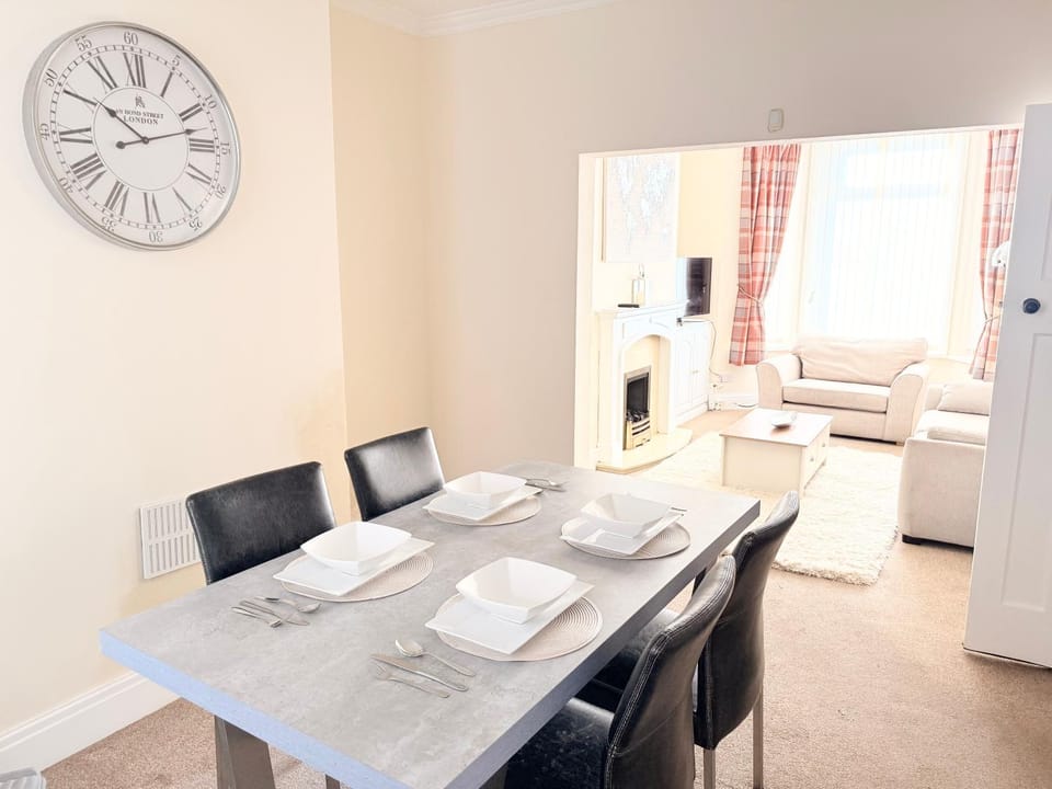 Amazing 3 Bedroom Property, smart TV, 5G WIFI, Free on street parking, close to city center and MKM Stadium Apartment in Hull