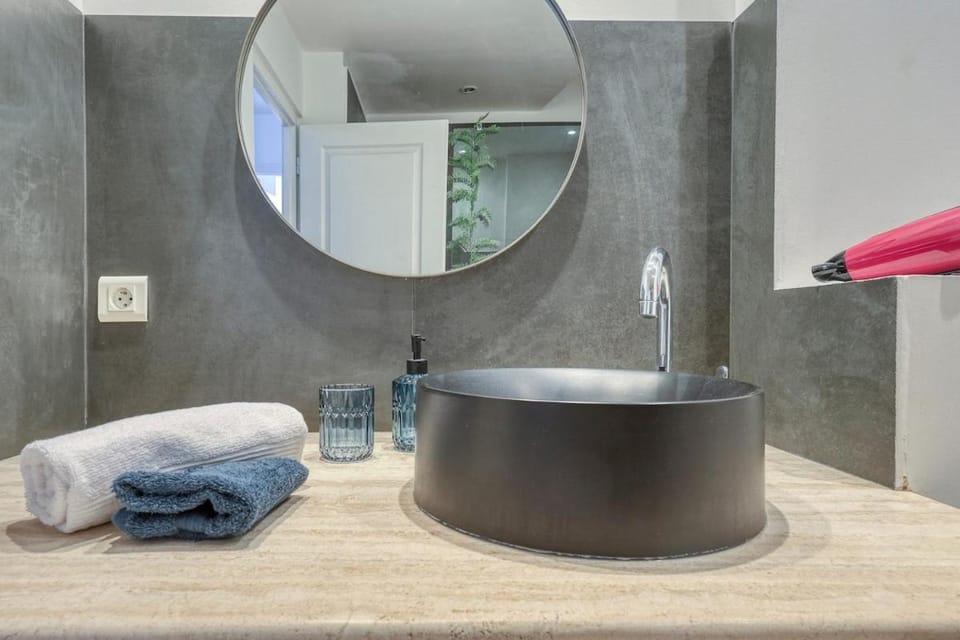 Bathroom, towels