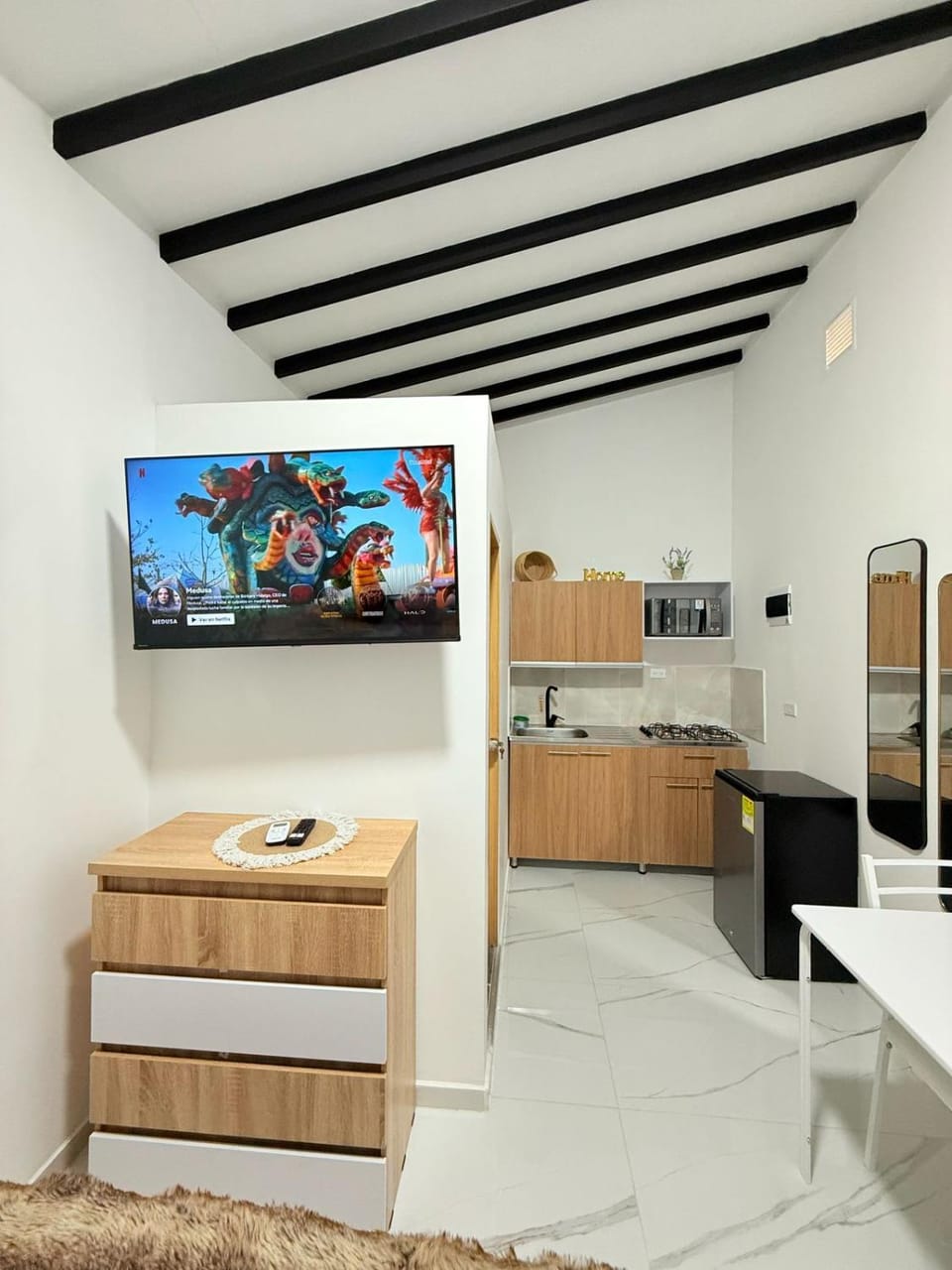 TV and multimedia, Kitchen or kitchenette, minibar, oven, stove