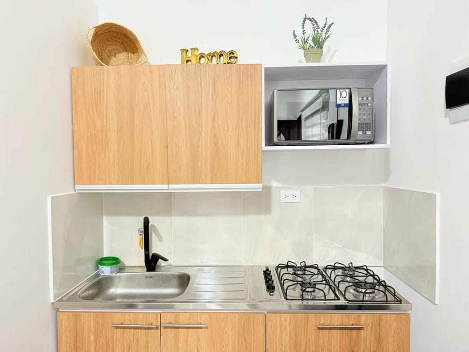 Kitchen or kitchenette, minibar, stove