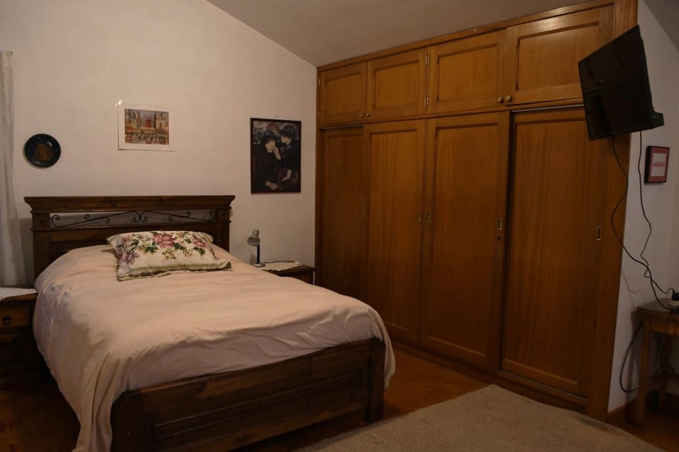 Bed, TV and multimedia, Photo of the whole room, Bedroom, wardrobe