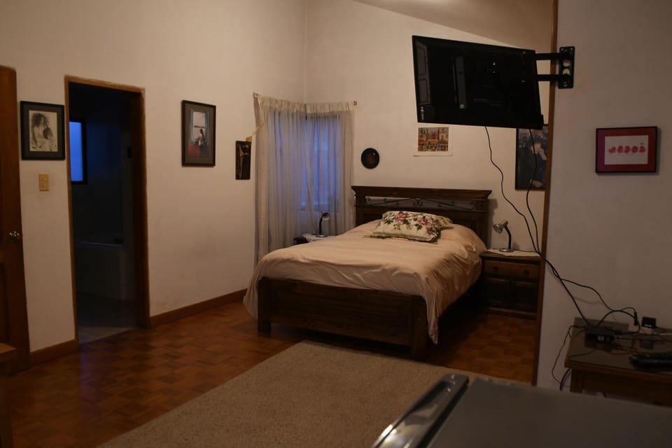Bed, TV and multimedia, Photo of the whole room, Bedroom